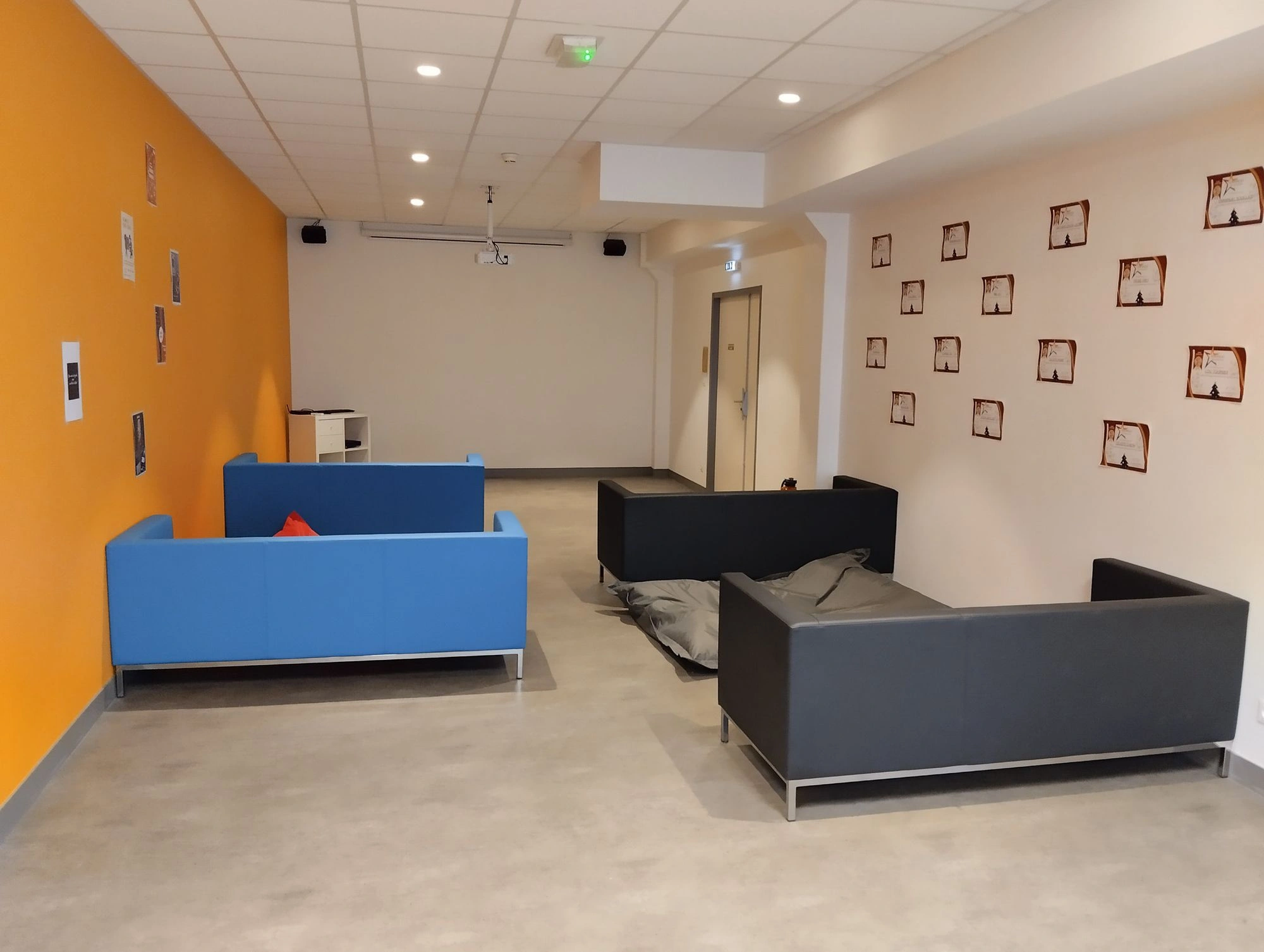 Salle commune canapés bleus