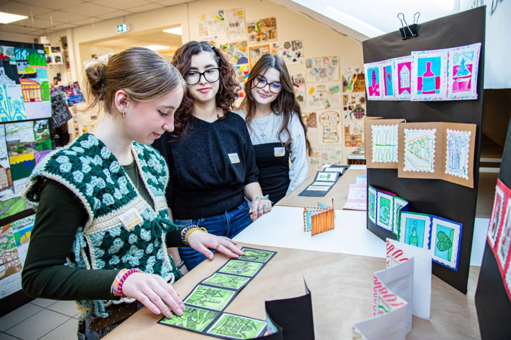 Élèves a l'exposition d'arts plastiques