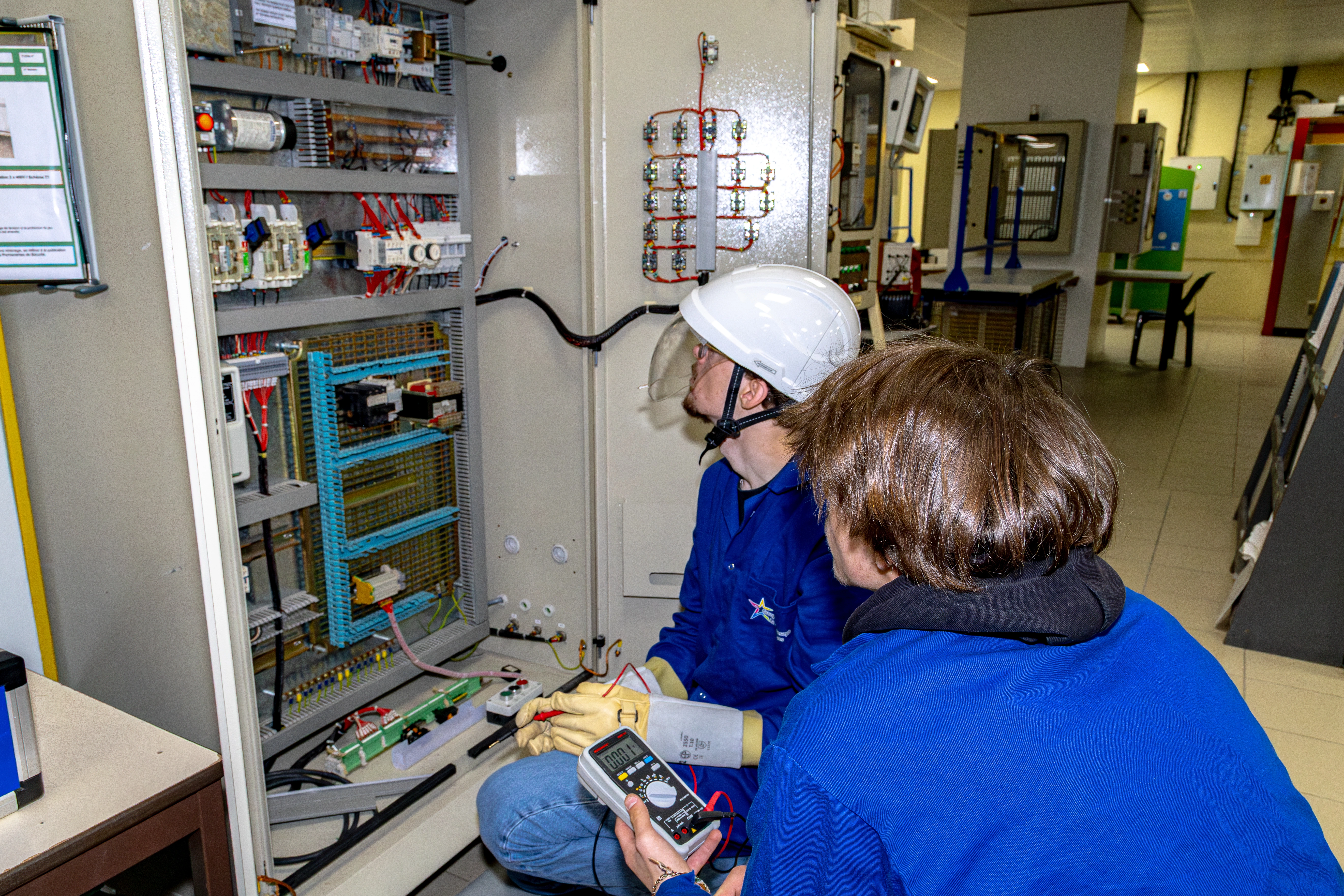Apprentis MELEC sur armoire électrique en atelier professionnel