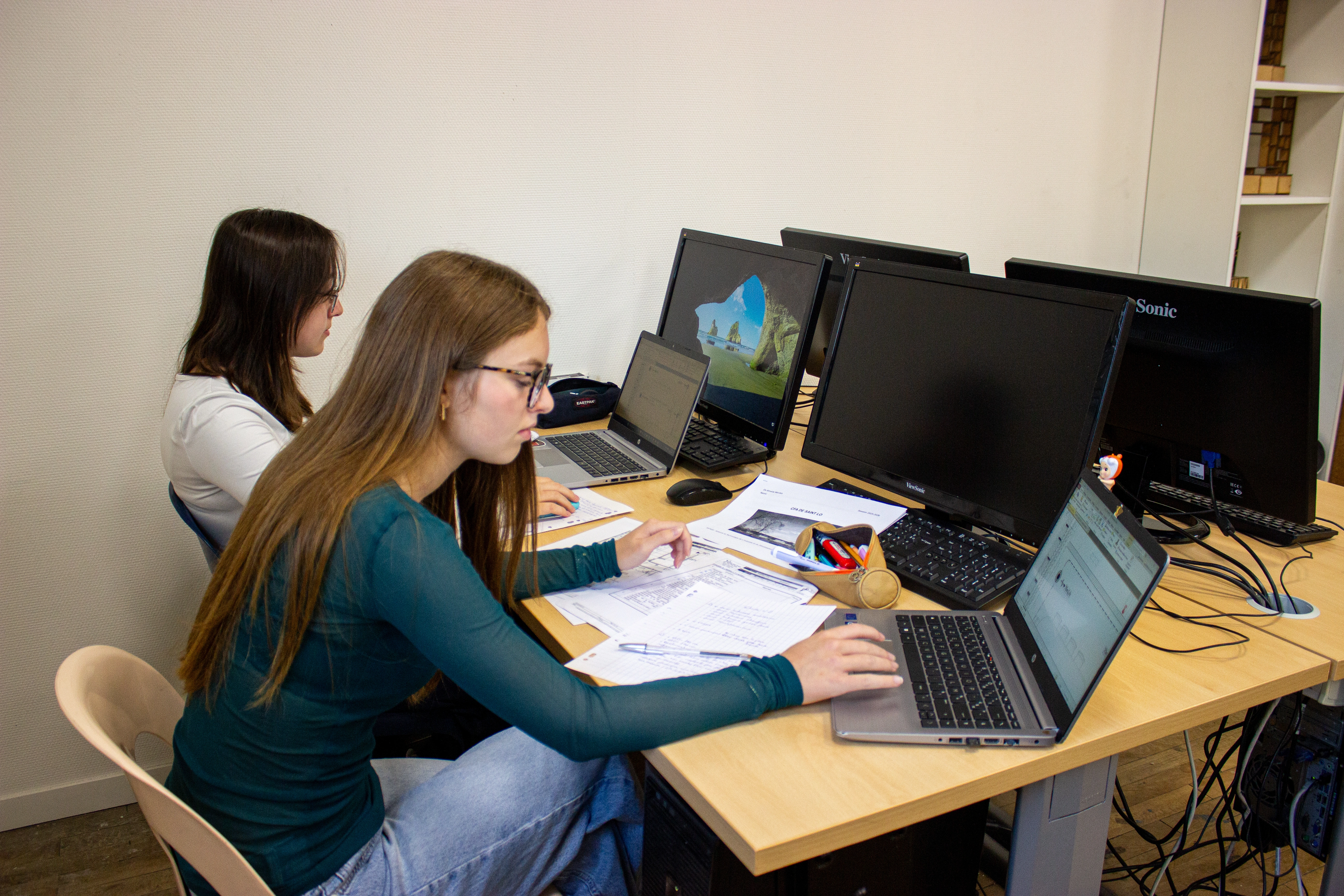 Lycéennes en travail personnel sur ordinateur